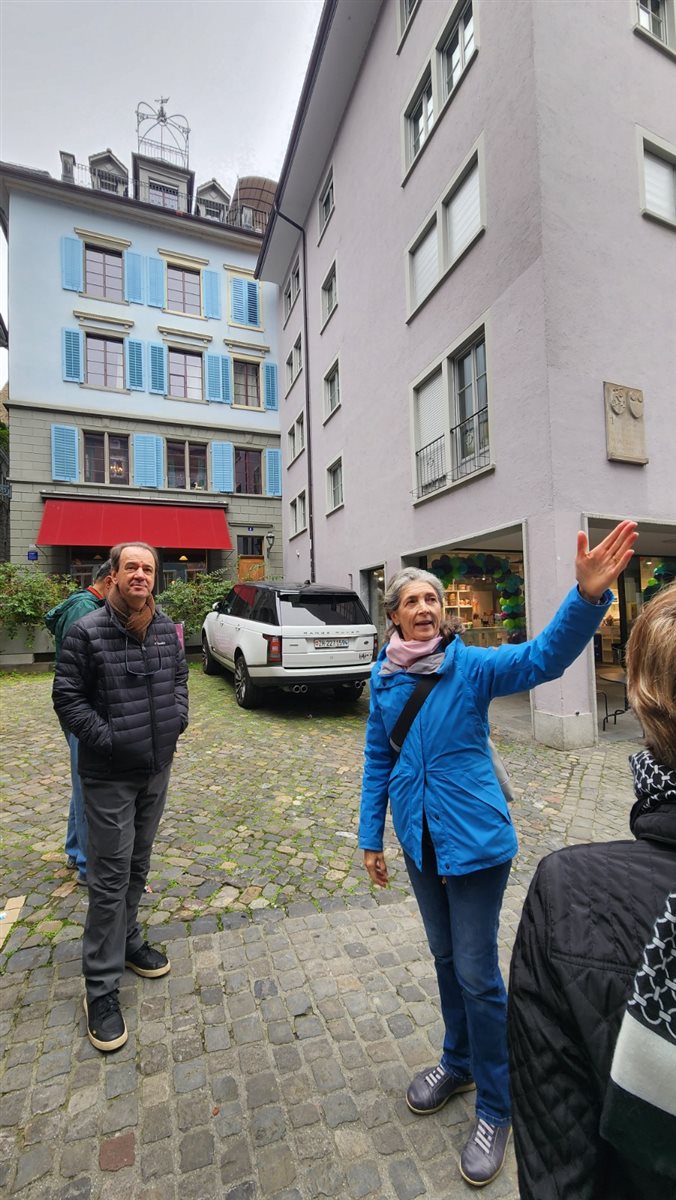 Rio Limmat corta cidade de Zurique, na Suíça