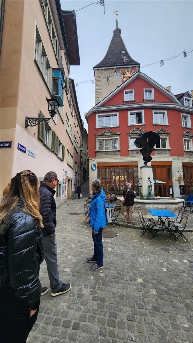 Rio Limmat corta cidade de Zurique, na Suíça