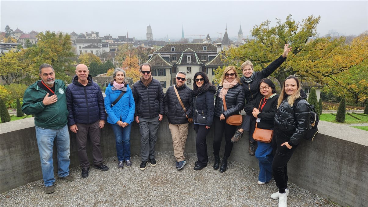 Rio Limmat corta cidade de Zurique, na Suíça