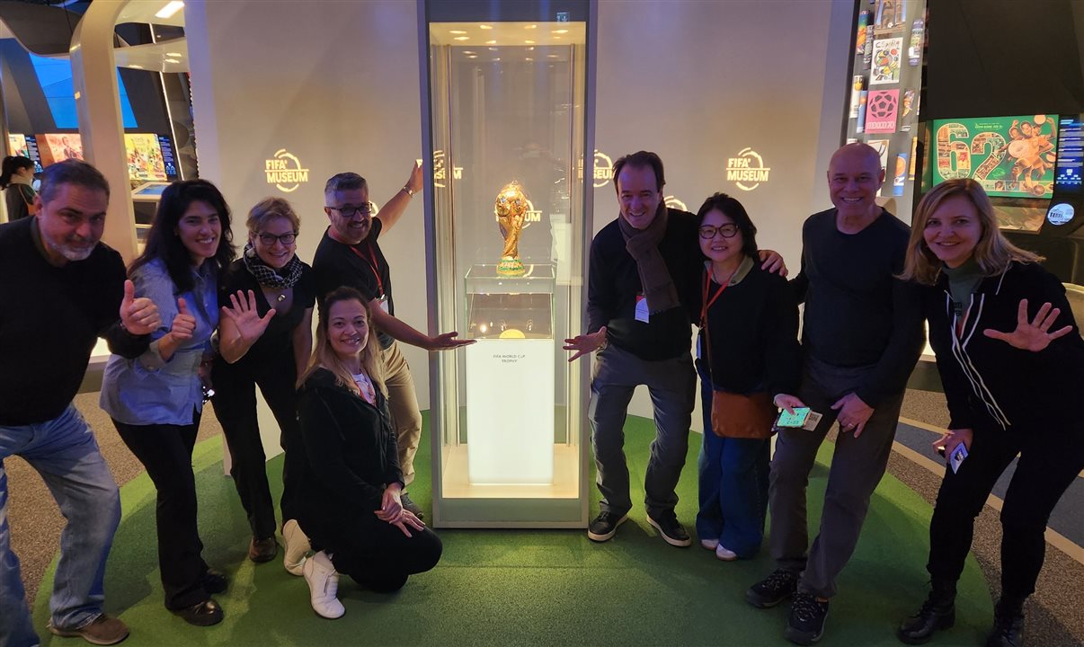 Famtour da Flot com taça da Copa do Mundo no Museu da FIFA