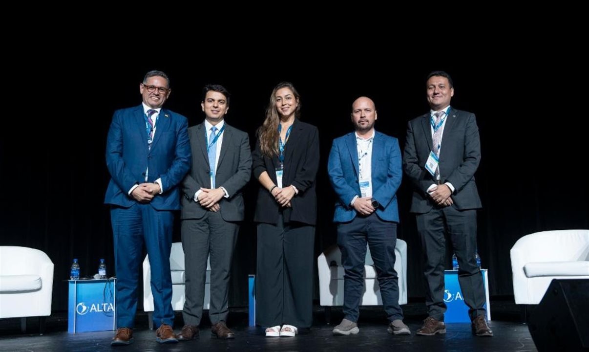 Mateo Julián Estrella Durán, Ministro do Turismo do Equador, Alan Viana, da MJ Alves Burle Viana, Olga Ramírez, da Ordem dos Advogados de Direito Aeronáutico, e Tiago Sousa Pereira, da Anac Brasil