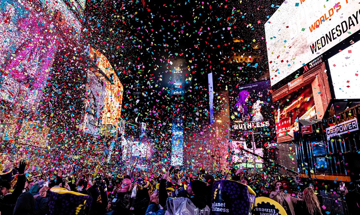 A Times Square New Year's Eve Ball brilha na cidade durante todo o ano