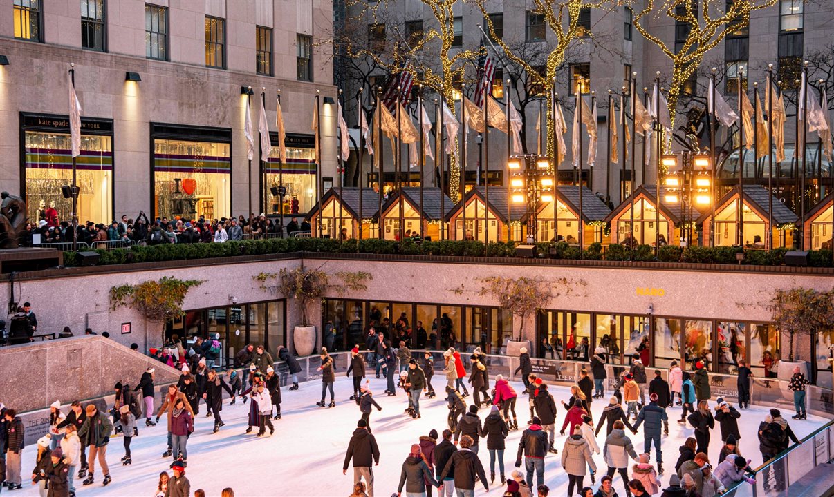 Rockefeller Center oferece a experiência clássica de patinar tendo a árvore-símbolo do Natal de Nova York como companhia