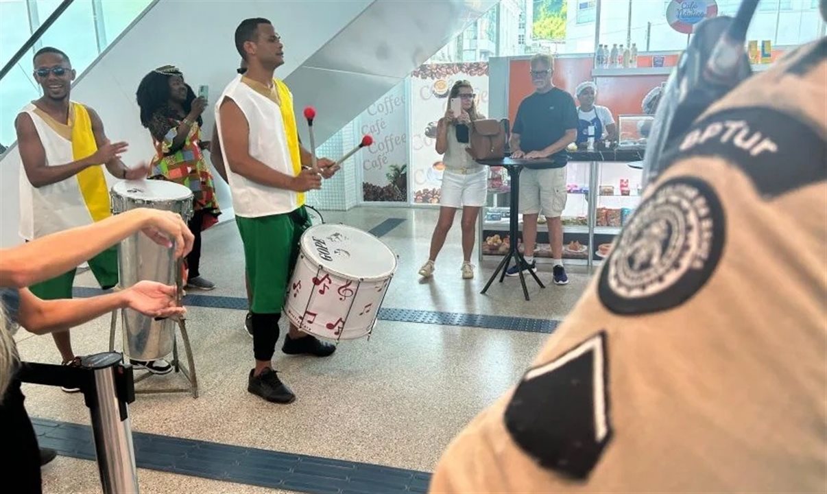 Os turistas foram recepcionados com festa no Porto de Salvador