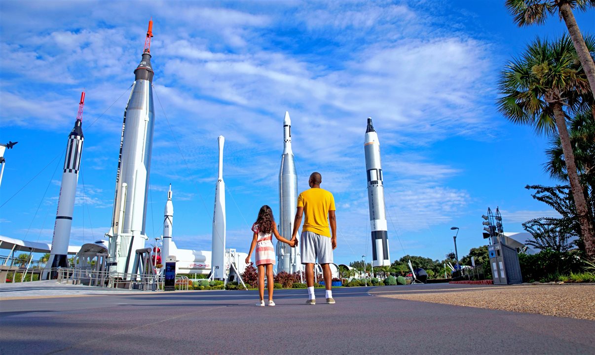 O que torna o Kennedy Space Center Visitor Complex tão atraente para os brasileiros é sua capacidade de transportar os visitantes para o espaço