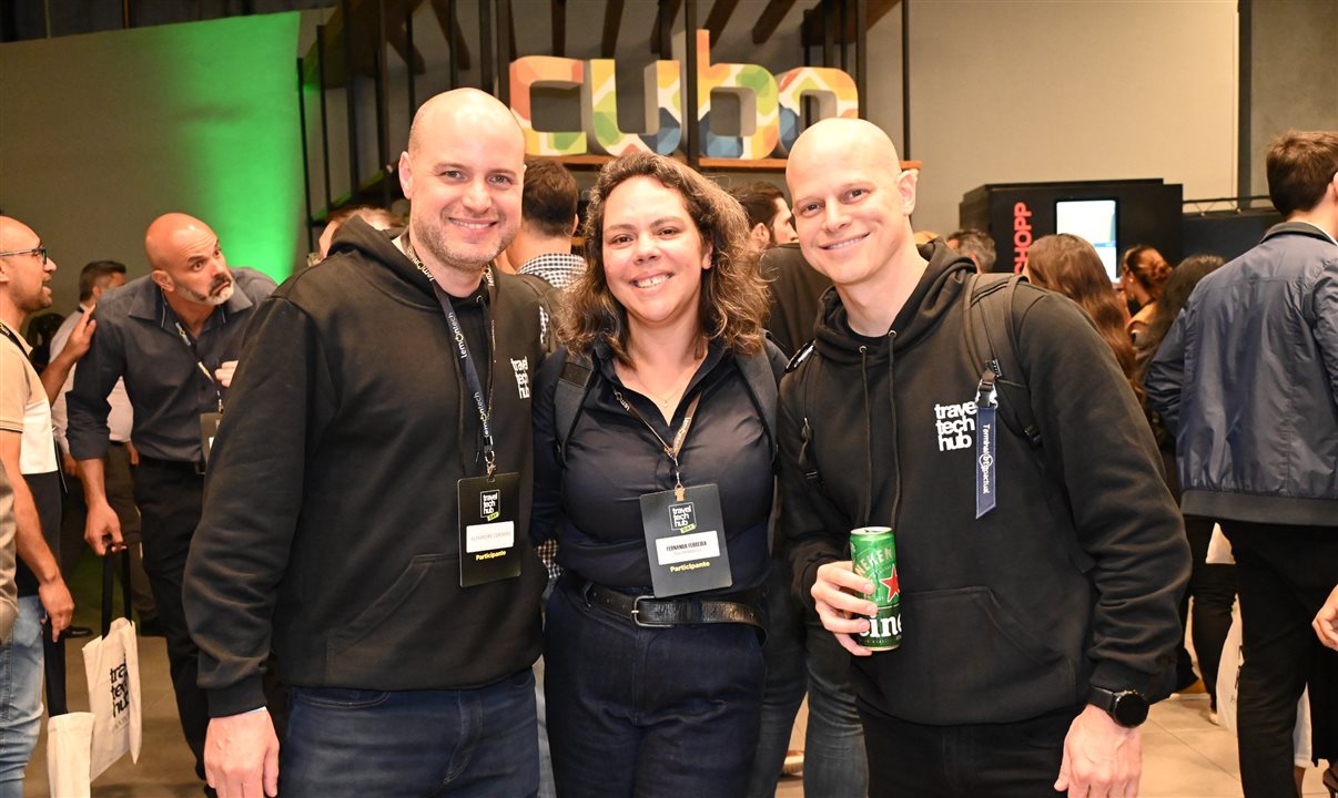 Fernanda Ferreira, do Cubo Itaú, entre Alexandre Cordeiro, do Travel Tech Hub, e José Guilherme Alcorta, da PANROTAS