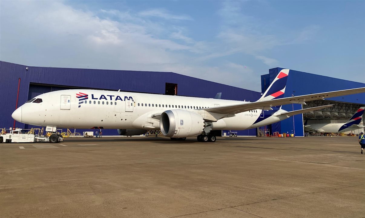 Boeing 787 Dreamliner, com capacidade para até 300 passageiros na configuração da Latam, é o modelo mais moderno da frota widebody do grupo Latam