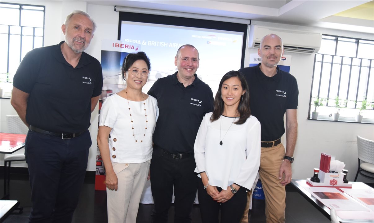 Lilian Hwang e Miriam Koh, da Transpac Consolidadora, entre Gustavo Esusy, Daniel Aragon e Luciano Cardoso, da Iberia e British Airways