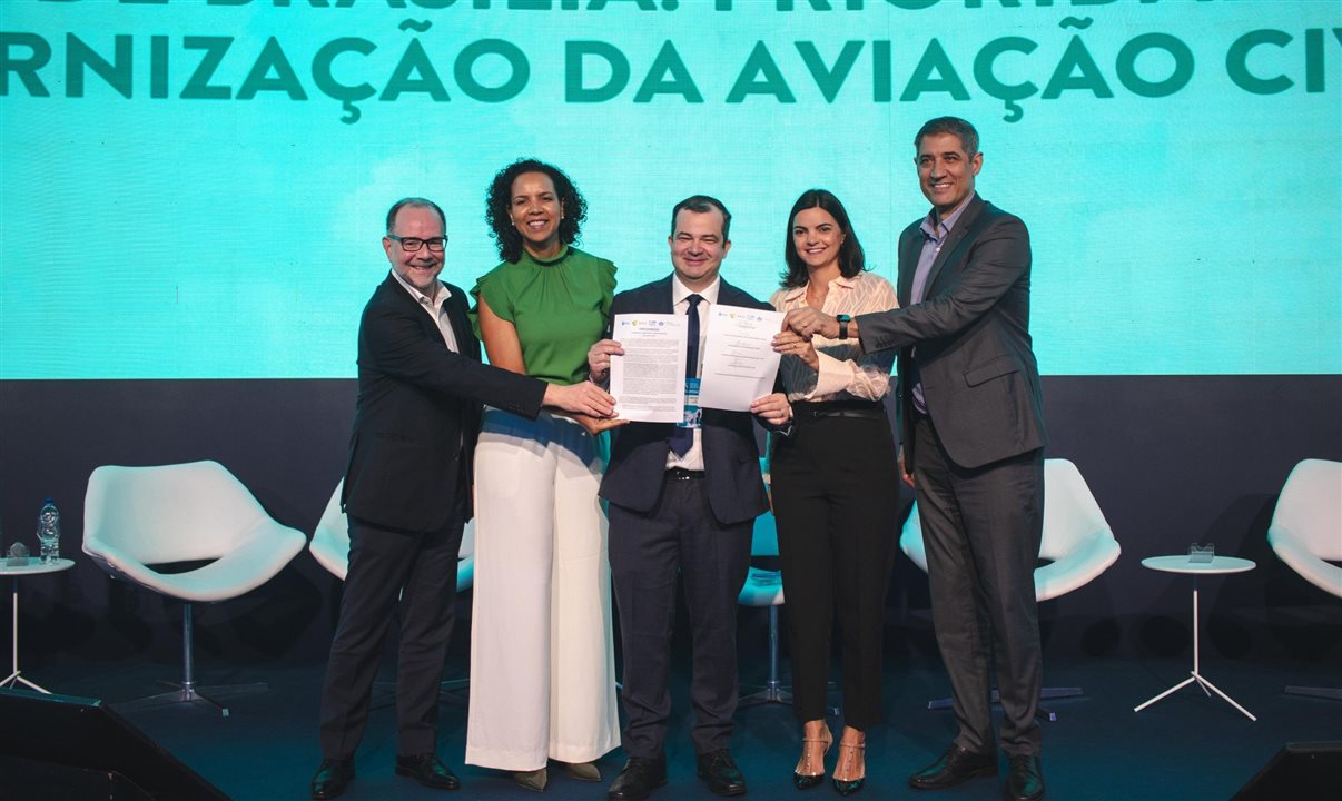 Filipe Reis (ACI), Jurema Monteiro (Abear), Fabio Rogério Carvalho (ABR), Liliam Rezende (Alta) e Marcelo Pedroso (Iata) assinam a Carta de Brasília<br/><br/>