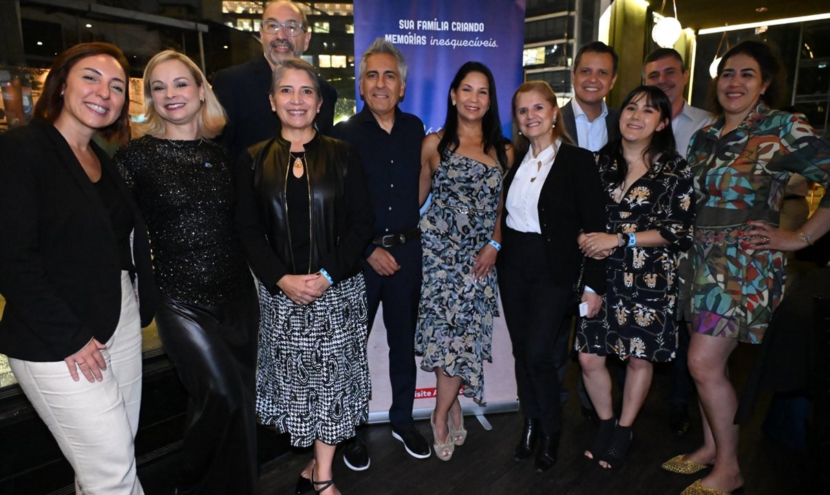 Ao centro, Jerusha Rasmijn, do CVB de Aruba, com Carlos Barbosa, parceiros e representantes hoteleiros