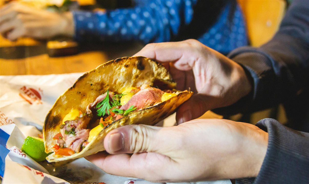 Tacos al Pastor são preparados com carne marinada, abacaxi e cebola, e servidos em tortillas de milho frescas