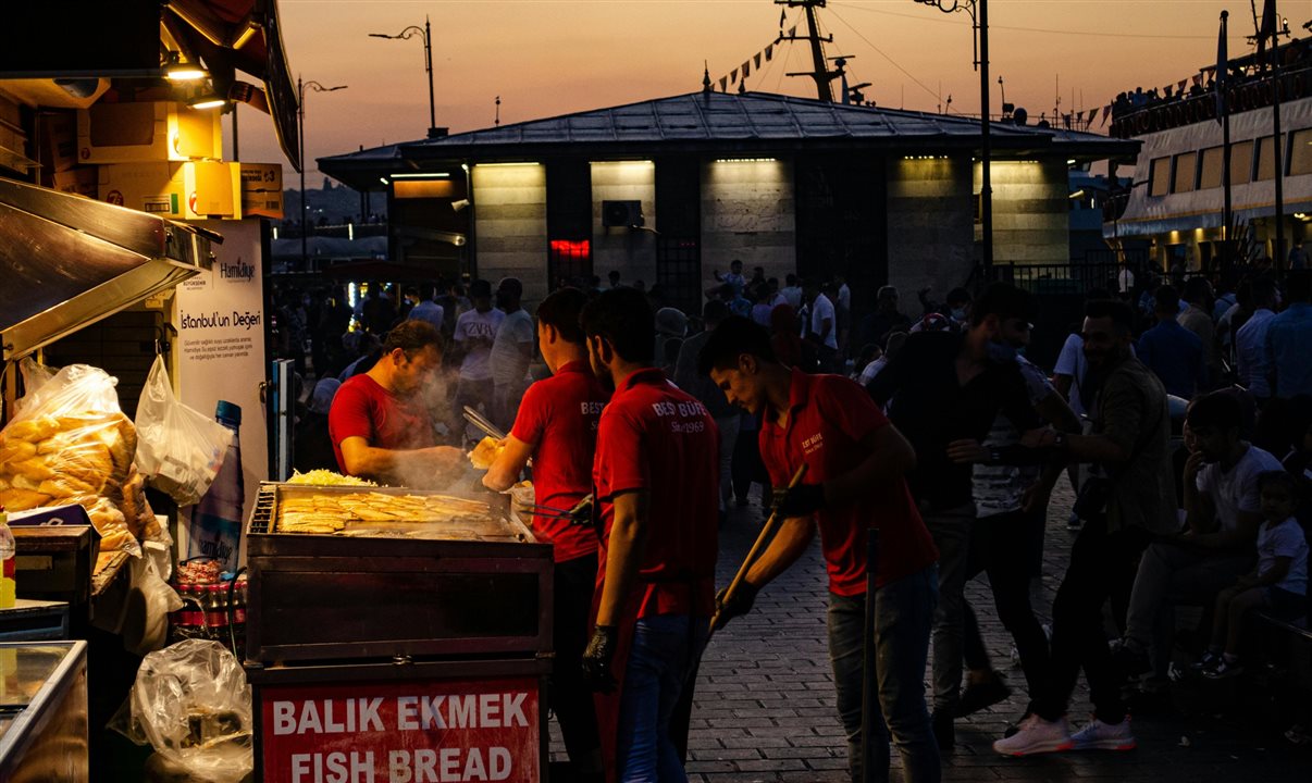 Balik Ekmek é um sanduíche de peixe grelhado, temperado com salada e cebola, servido nas áreas próximas ao Bósforo