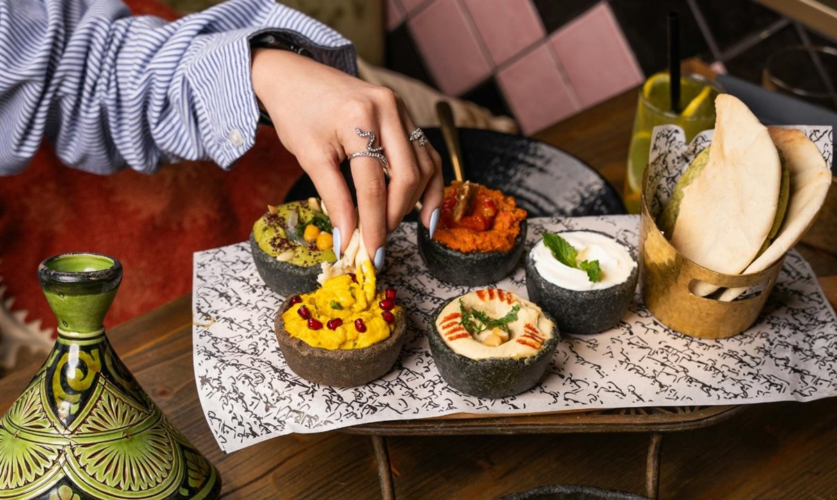 Na famosa praça Jemaa el-Fnaa, ao entardecer, a comida de rua se torna uma celebração cultural