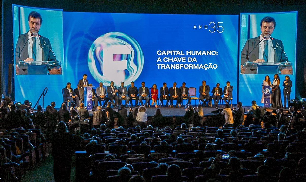 Marcelo Freixo, presidente da Embratur, discursa durante a Festuris 2023, em Gramado