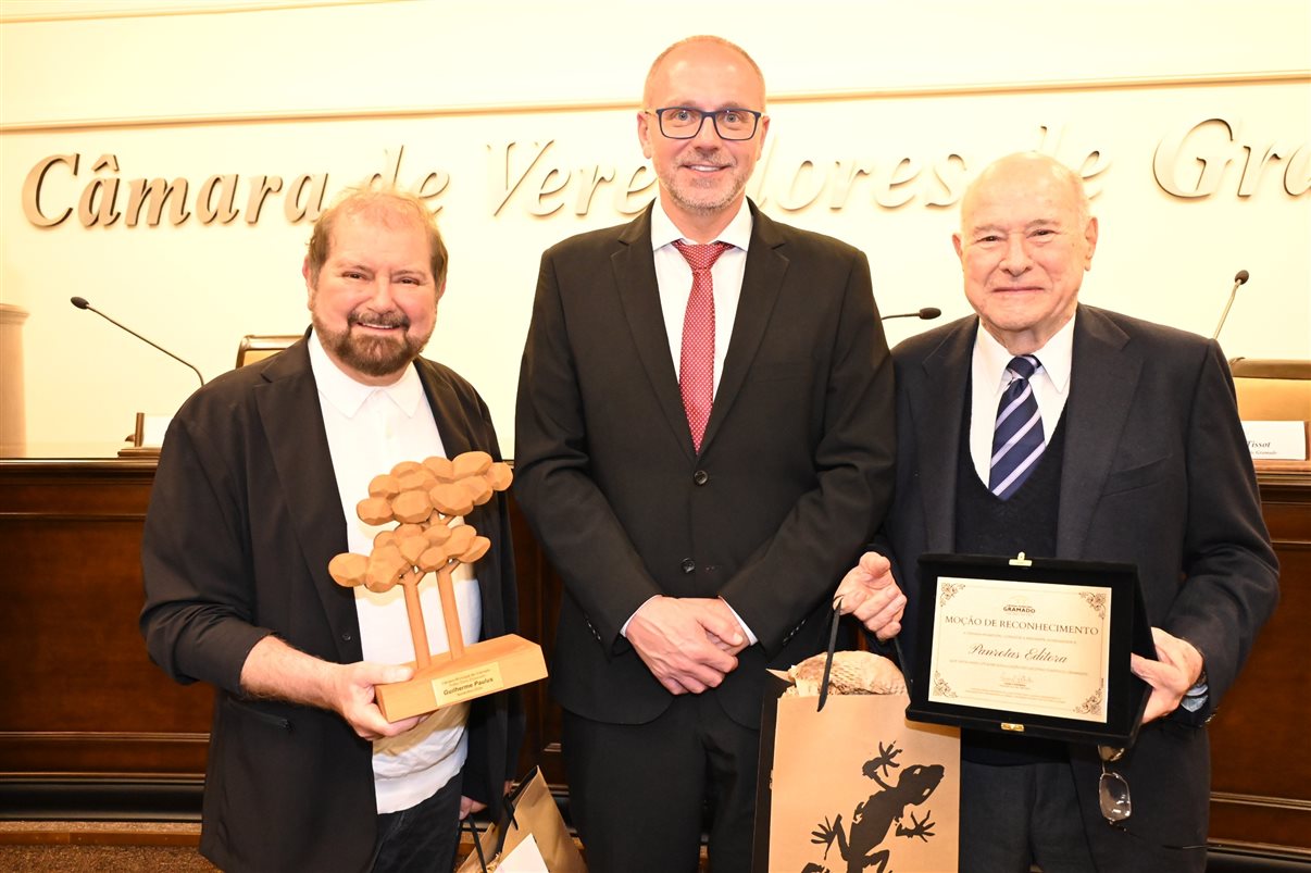 O presidente da Câmara de Vereadores de Gramado, Cícero Augusto Altreitter, com Guilherme Paulus e José Guillermo Alcorta