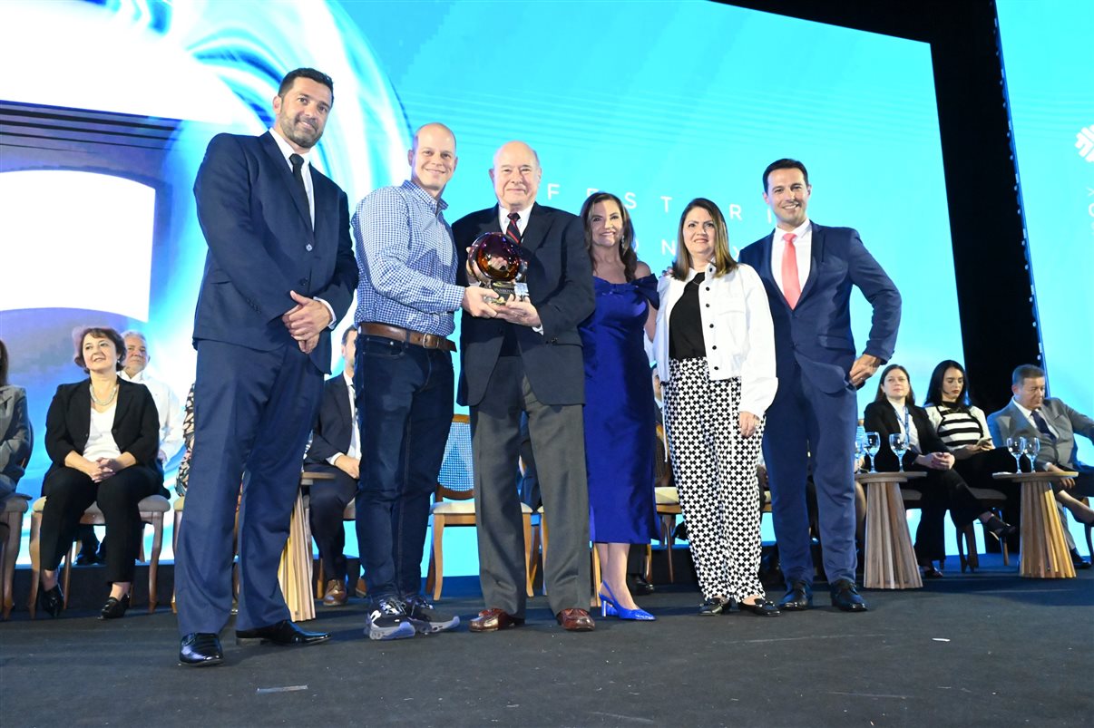 José Guilherme e José Guillermo Alcorta recebem a homenagem do Festuris pelos 50 anos da PANROTAS