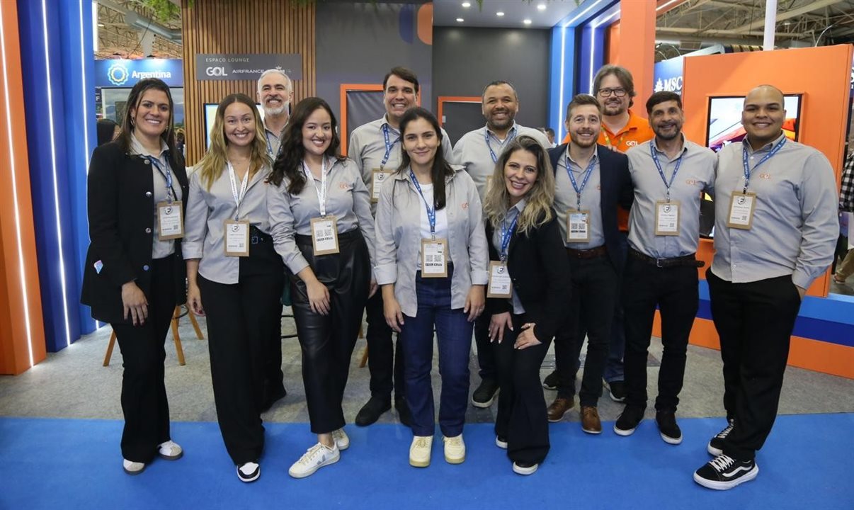 Equipe da Gol e da Air France/KLM em frente ao estande das Companhias na 36ª edição do Festuris, em Gramado