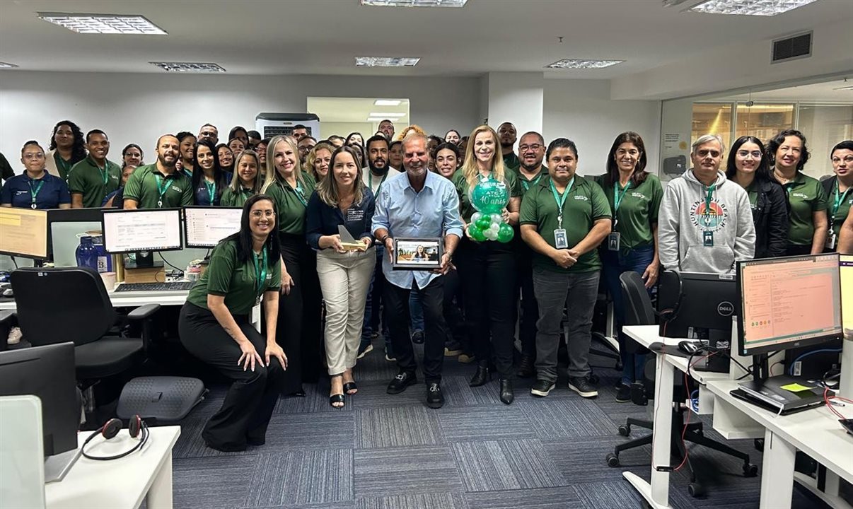 Equipe da Voetur Turismo comemorando os 40 anos da TMC, junto com os representantes da Latam Airlines