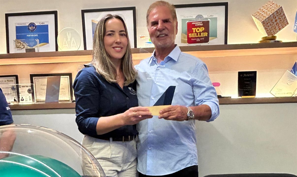 Vanuza Ribeiro, representante da Latam Airlines no Distrito Federal, entregou ao presidente da Voetur turismo a placa que homenageia a parceria de 40 anos da TMC\n\n