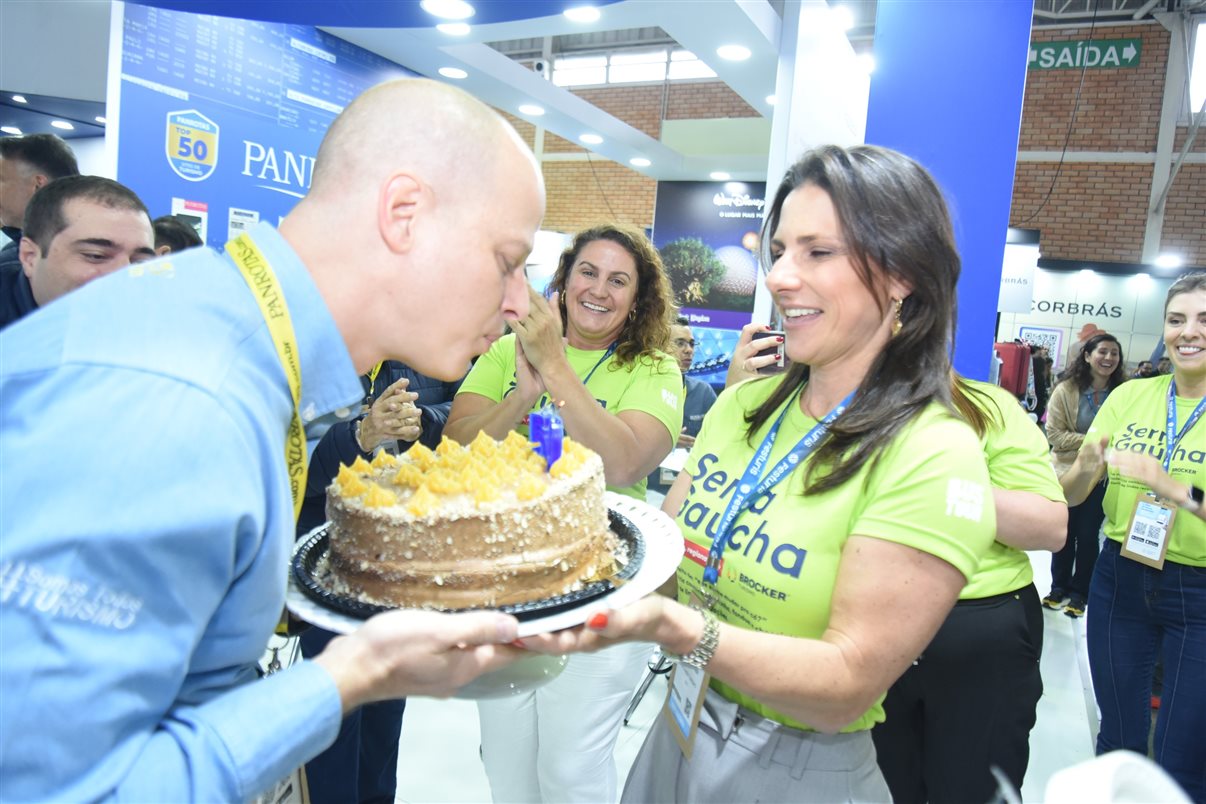 Soprando as velinhas pelos 50 anos de PANROTAS, uma homenagem da Brocker Turismo