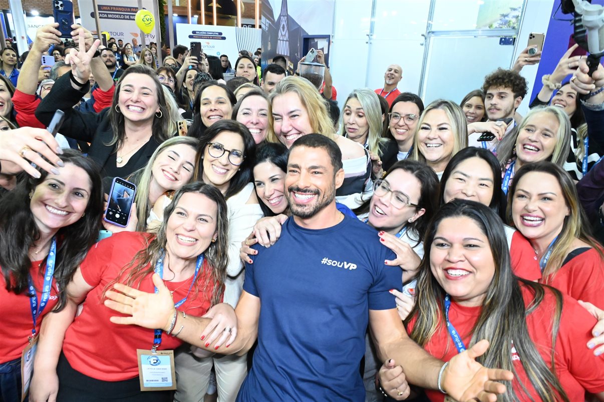 Cauã Reymond com agentes de viagens no estande da ViagensPromo no Festuris 2024