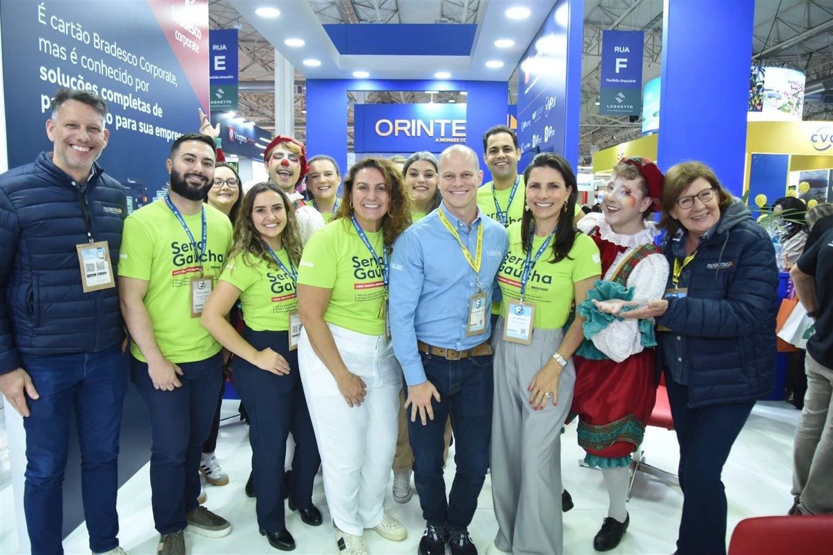 José Guilherme Alcorta, Ricardo Sidaras e Heloisa Prass, da PANROTAS, com o time Brocker