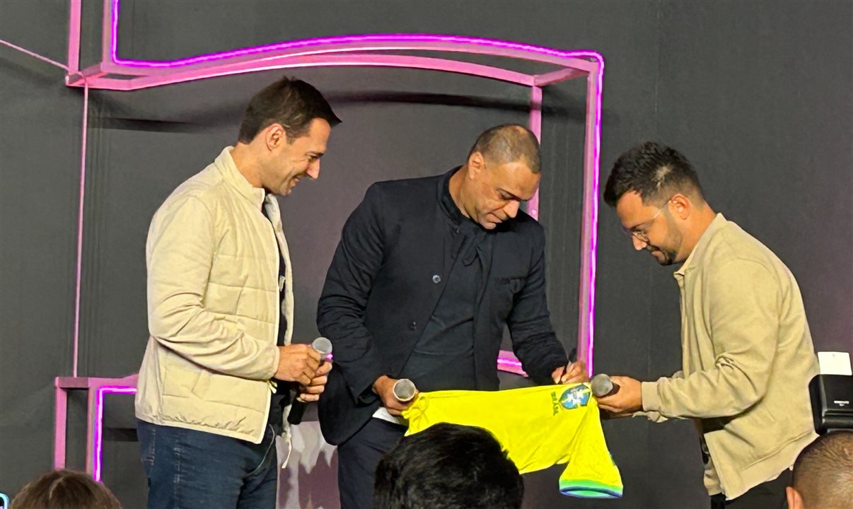 Denilson autografou uma camiseta da Seleção Brasileira para Zorzanello e Rossi