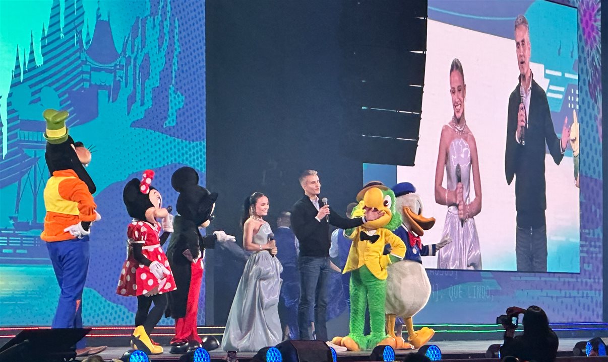 Pateta, Minnie, Mickey, Larissa Manoela, Josh D'Amaro, Zé Carioca e Donald