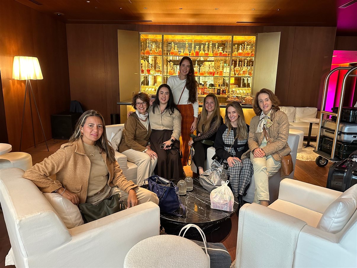 Juliana Gallo (Embarque Turismo), Cristina Gulin (NomadRoots), Renata Yano (Teresa Perez), Tatiana Assad (TA Travel), Paula Lie (Paulalie Viagens Exclusivas), Cecília Indolfo (Diferencial Turismo) e Salete Indolfo (Diferencial Turismo) conseguiram superar o jet lag para curtir e trabalhar em Tóquio no primeiro dia de famtour da Teresa Perez Tours