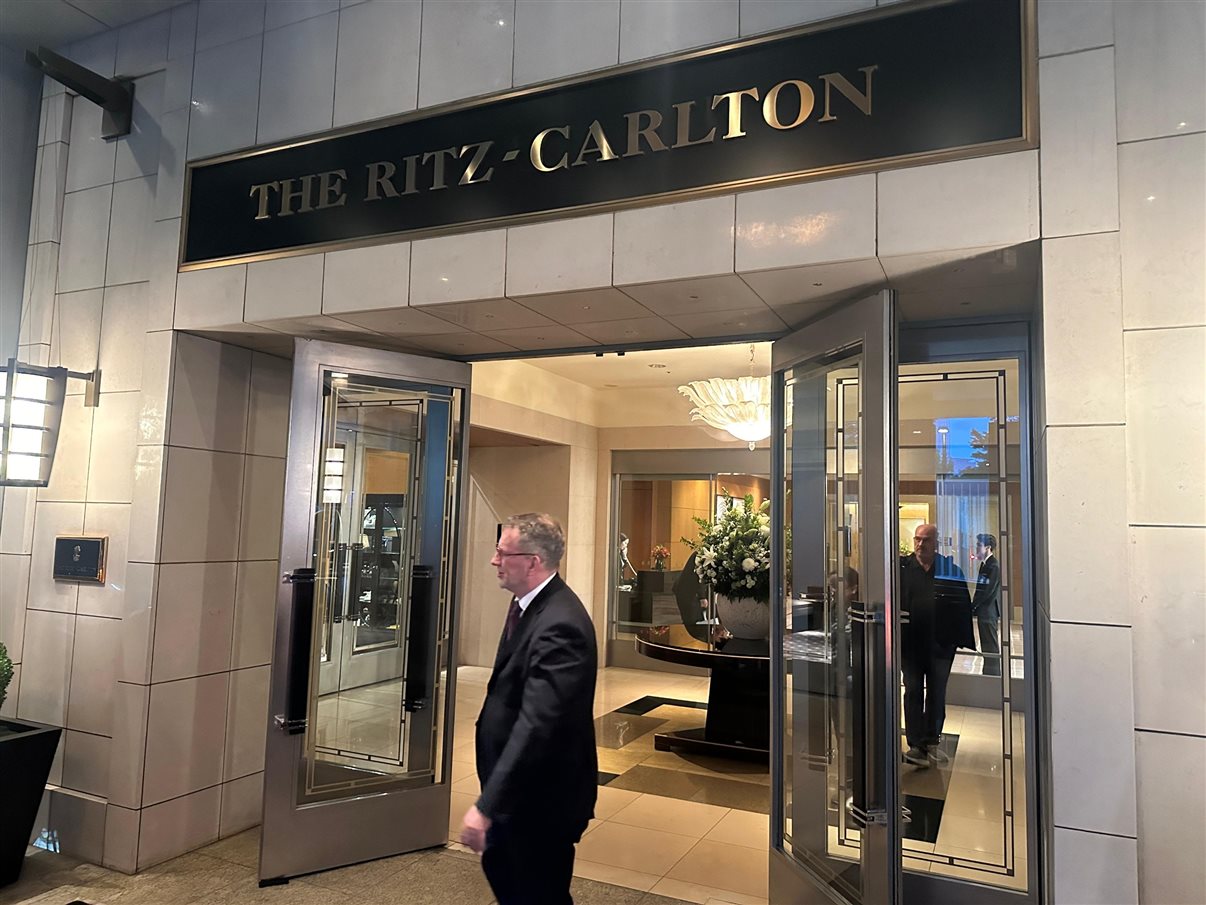 Uma das entradas do The Ritz-Carlton Tokyo, um clássico da capital japonesa