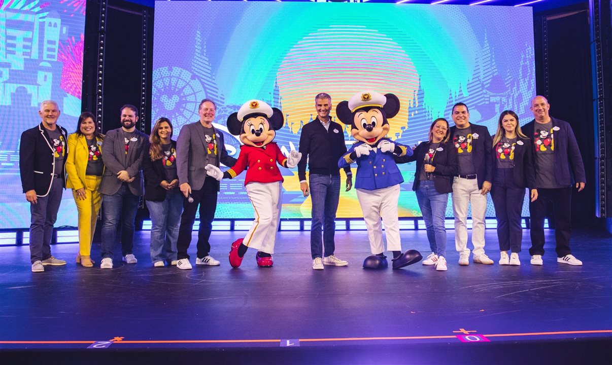 Terry Brinkoetter, Sarah Domenech, Alejandro Flores, Ana Locatelli,  Jeff Van Langeveld, Josh D'Amaro, Cinthia Douglas,  Ric Sanchez, Karina Girardi e Alexander Haim com Minnie e Mickey Mouse