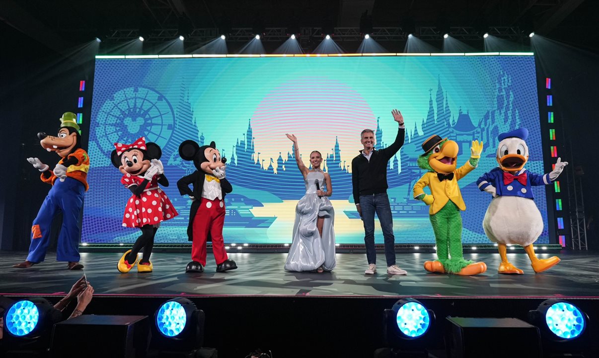 Larissa Manoela e Josh D'Amaro no painel de Disney Experiences com os principais personagens, incluindo nosso brasileiro Zé Carioca