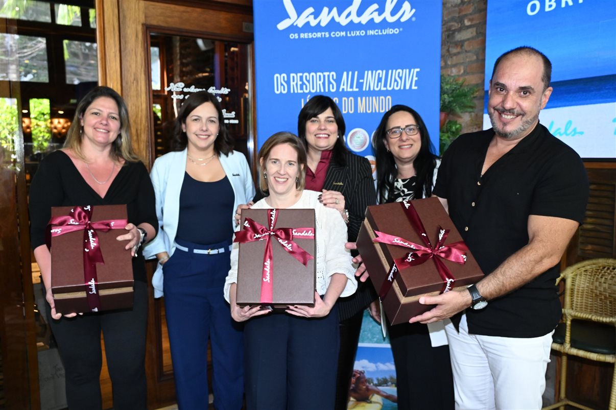 Michele Carara, da Diversa, Renata Salina, da Sandals, Gabriela Cunha, da Orinter, Arlenes Garcia e Lia Constante, da Sandals, e Heitor Afonso, da CT Operadora