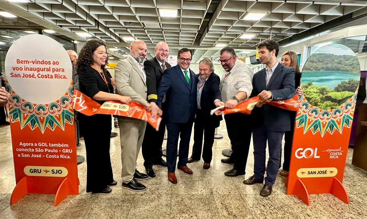 Andrea Piagentini (Gol), Adalberto Rodríguez (ICT - Instituto Costarriquenho de Turismo), comandante Fabrício Sulzbacher (Gol), Norman Lizano Ortiz (embaixador da Costa Rica no Brasil), Alberto Fajerman (Gol), Rafael Araújo (Gol) e João Pita (GRU Airport)