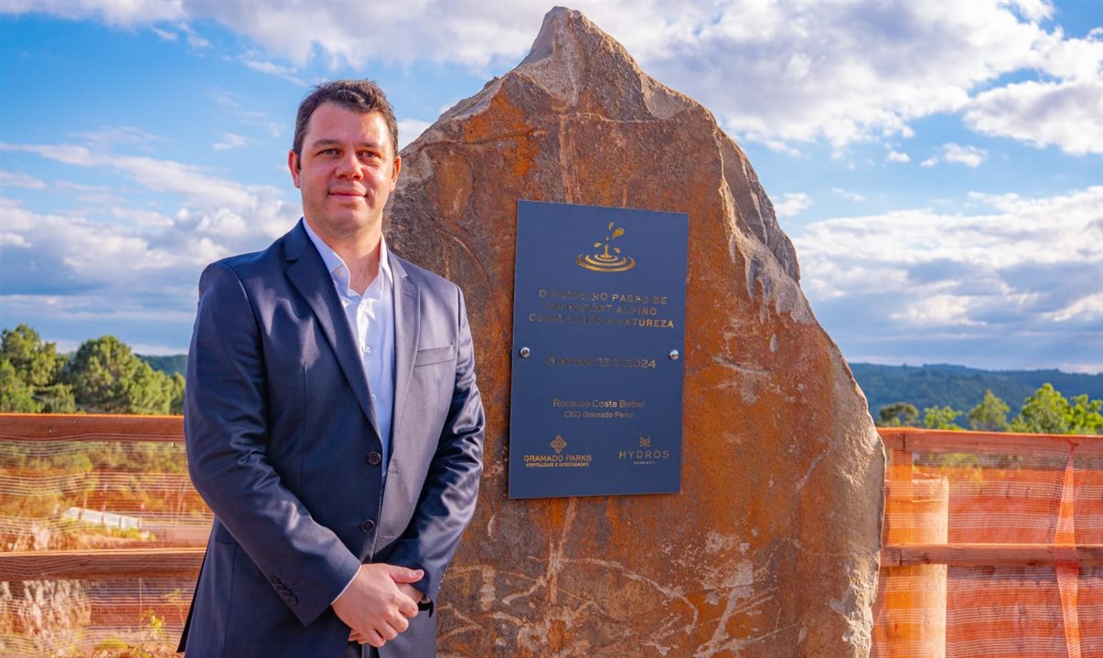 Ronaldo Costa Beber ao lado da pedra que marca o investimento do novo resort