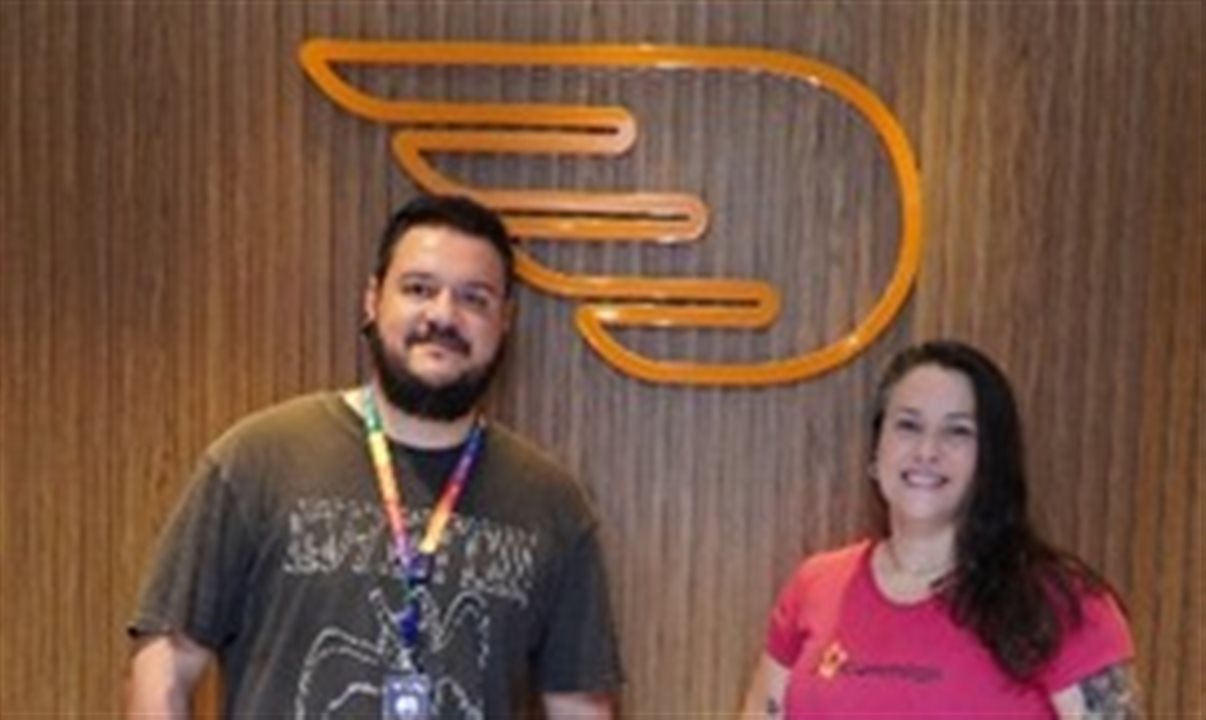 Tiago Favari (BeFly) e Sharlene Irente (Cãomigo)