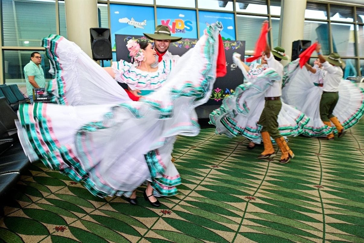 Dança típica da Costa Rica recepcionando os Clientes no embarque do primeiro voo da GOL da Costa Rica/San Jose para São Paulo/Guarulhos