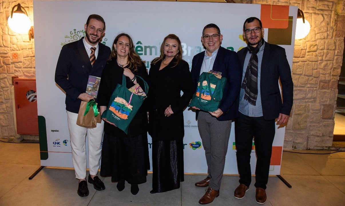 Ricardo Bertolucci Reginato, secretário de Turismo de Gramado; Marina Figueiredo, presidente executiva da Braztoa; Rosemary Rebelo, chefe de gabinete da Setur-PA; Fabiano Camargo, presidente do Conselho de Administração da Braztoa; e Allyson Oliveira, gerente de Produtos da Setur-PA, na noite de entrega do Prêmio Braztoa de Sustentabilidade 2024, em Gramado