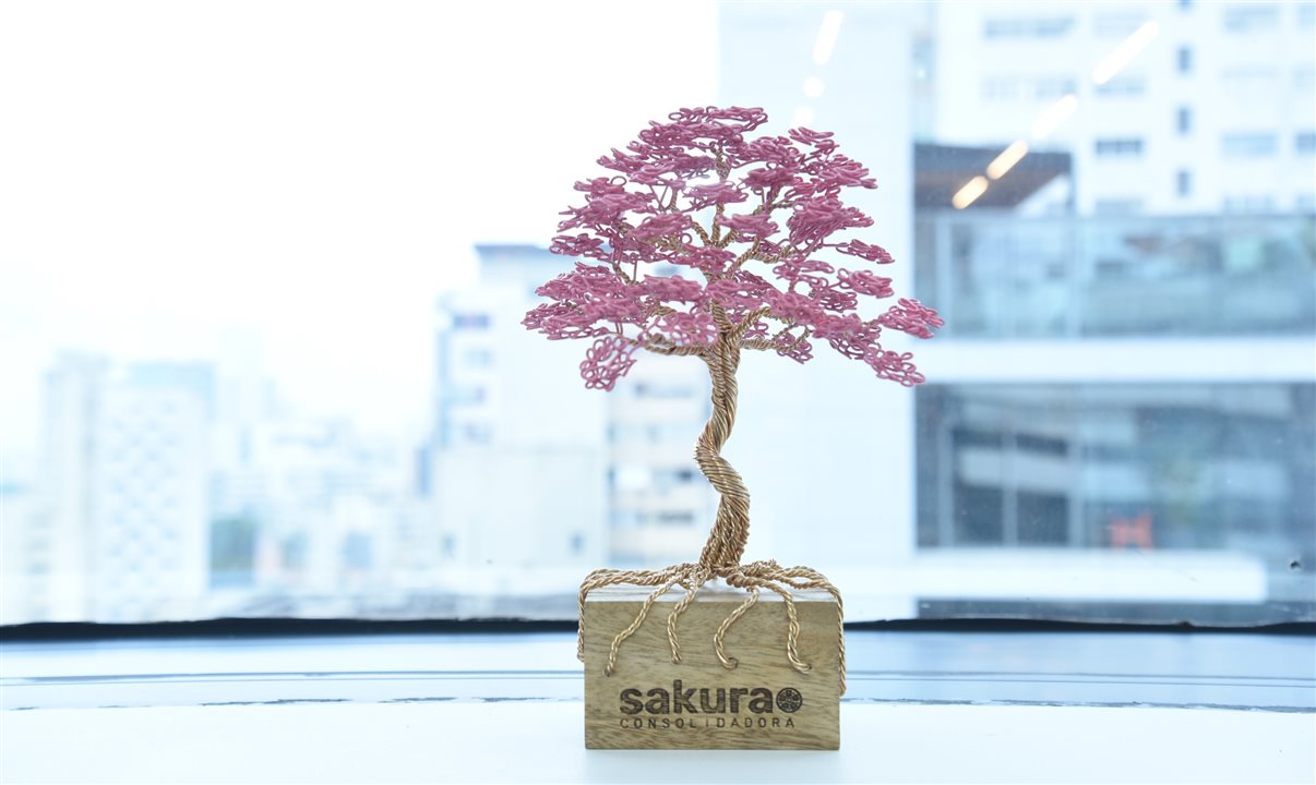 A PANROTAS também foi presenteada por uma linda árvore repleta de flores de sakura, decoração artesanal feita de fios de cobre