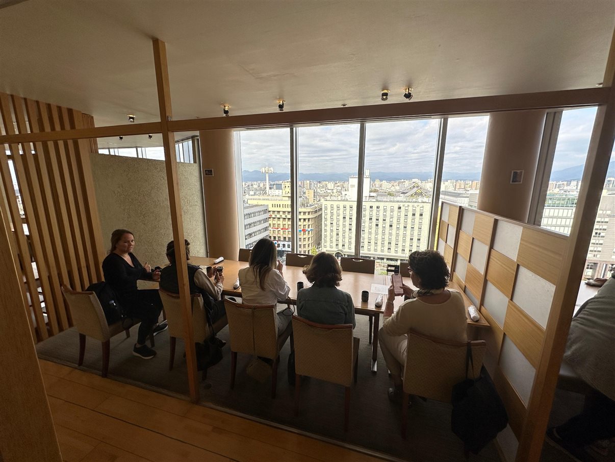 Cristina Gulin (NomadRoots), Juliana Gallo (Embarque Turismo), Renata Yano (Teresa Perez), a guia japonesa Reiko Sasaki, Paula Lie (Paulalie Viagens Exclusivas), Tatiana Assad (TA Travel),  e Salete e Cecília Indolfo (Diferencial Turismo)