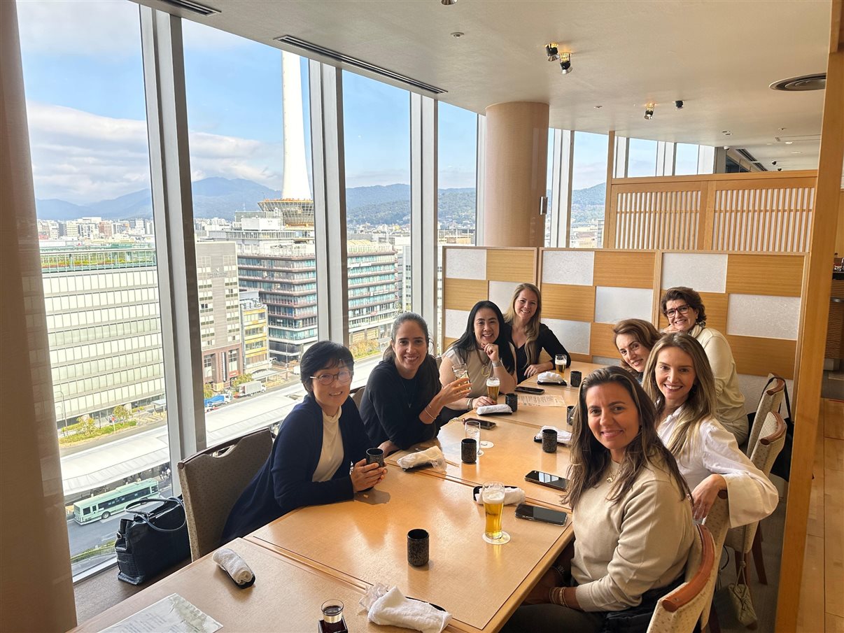 Cristina Gulin (NomadRoots), Juliana Gallo (Embarque Turismo), Renata Yano (Teresa Perez), a guia japonesa Reiko Sasaki, Paula Lie (Paulalie Viagens Exclusivas), Tatiana Assad (TA Travel),  e Salete e Cecília Indolfo (Diferencial Turismo)