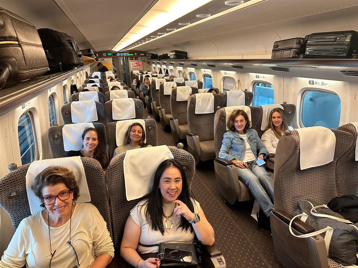 Cristina Gulin (NomadRoots), Juliana Gallo (Embarque Turismo), Renata Yano (Teresa Perez), a guia japonesa Reiko Sasaki, Paula Lie (Paulalie Viagens Exclusivas), Tatiana Assad (TA Travel),  e Salete e Cecília Indolfo (Diferencial Turismo)