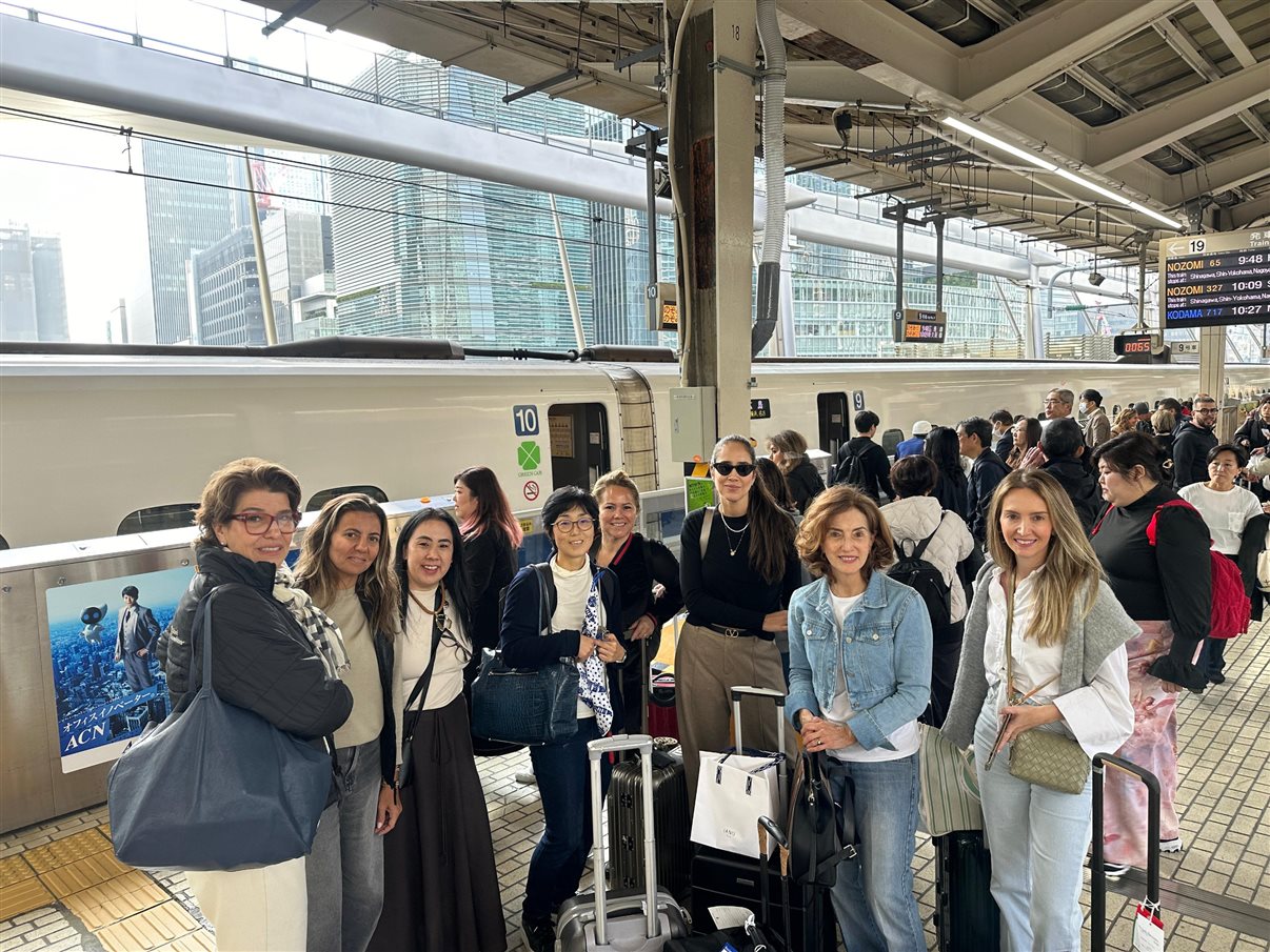 Cristina Gulin (NomadRoots), Juliana Gallo (Embarque Turismo), Renata Yano (Teresa Perez), a guia japonesa Reiko Sasaki, Paula Lie (Paulalie Viagens Exclusivas), Tatiana Assad (TA Travel),  e Salete e Cecília Indolfo (Diferencial Turismo)