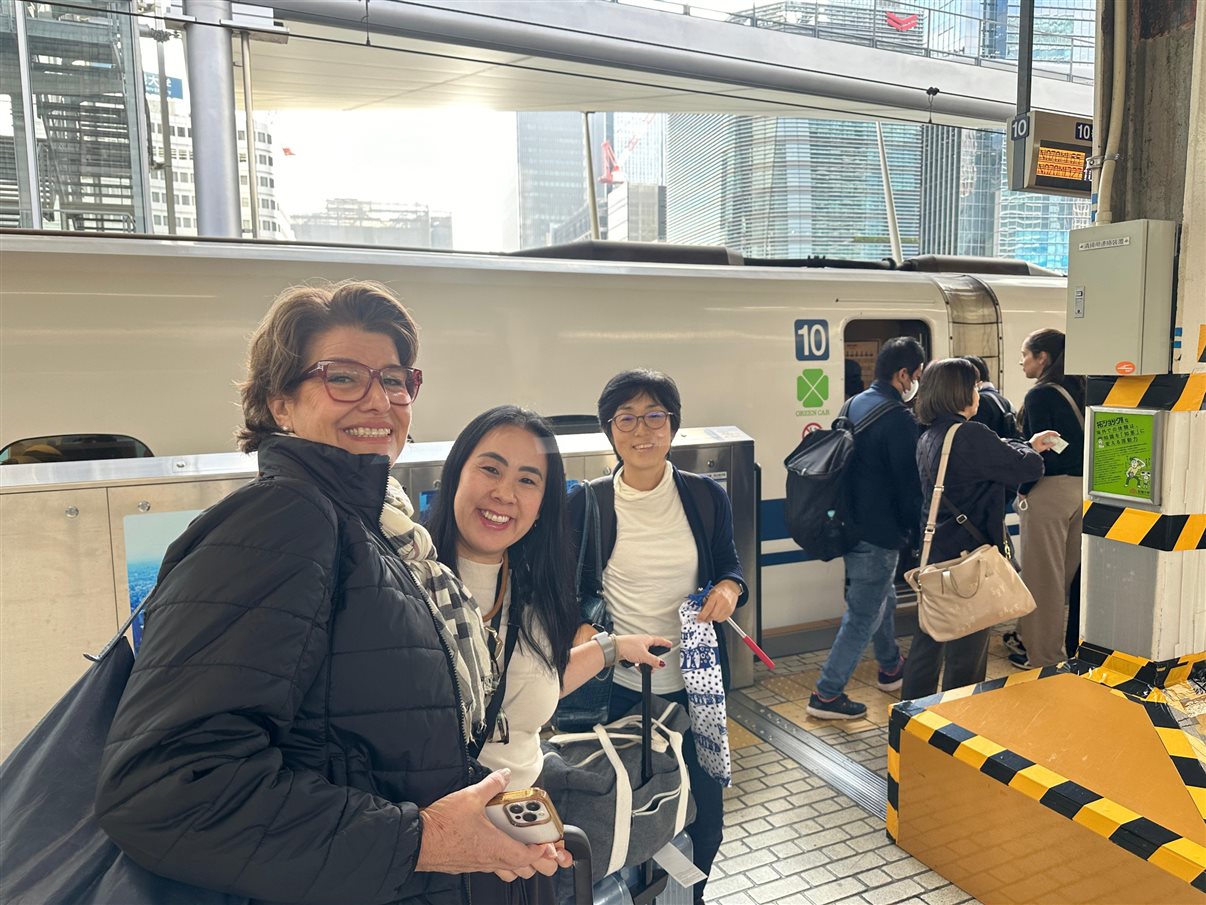 Cristina Gulin (NomadRoots), Juliana Gallo (Embarque Turismo), Renata Yano (Teresa Perez), a guia japonesa Reiko Sasaki, Paula Lie (Paulalie Viagens Exclusivas), Tatiana Assad (TA Travel),  e Salete e Cecília Indolfo (Diferencial Turismo)