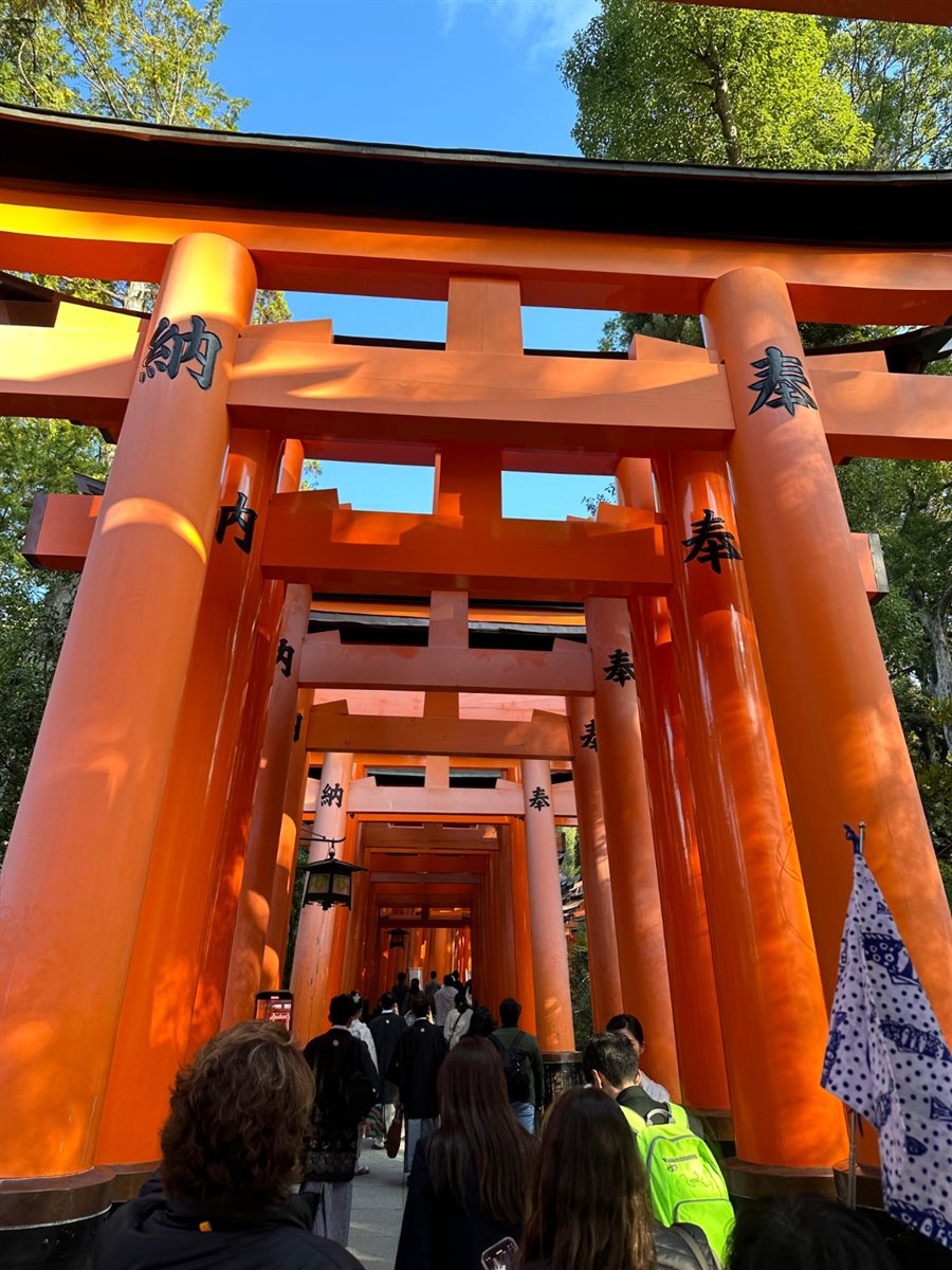 Cristina Gulin (NomadRoots), Juliana Gallo (Embarque Turismo), Paula Lie (Paulalie Viagens Exclusivas), a guia Reiko Sasaki, Tatiana Assad (TA Travel), Renata Yano (Teresa Perez), e Salete e Cecília Indolfo (Diferencial Turismo) no templo Fushimi Inari Taisham, em Kyoto