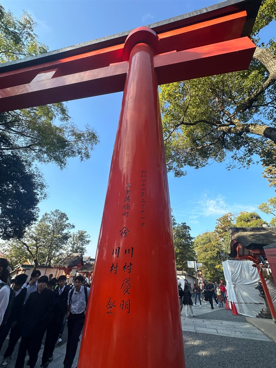 Cristina Gulin (NomadRoots), Juliana Gallo (Embarque Turismo), Paula Lie (Paulalie Viagens Exclusivas), a guia Reiko Sasaki, Tatiana Assad (TA Travel), Renata Yano (Teresa Perez), e Salete e Cecília Indolfo (Diferencial Turismo) no templo Fushimi Inari Taisham, em Kyoto