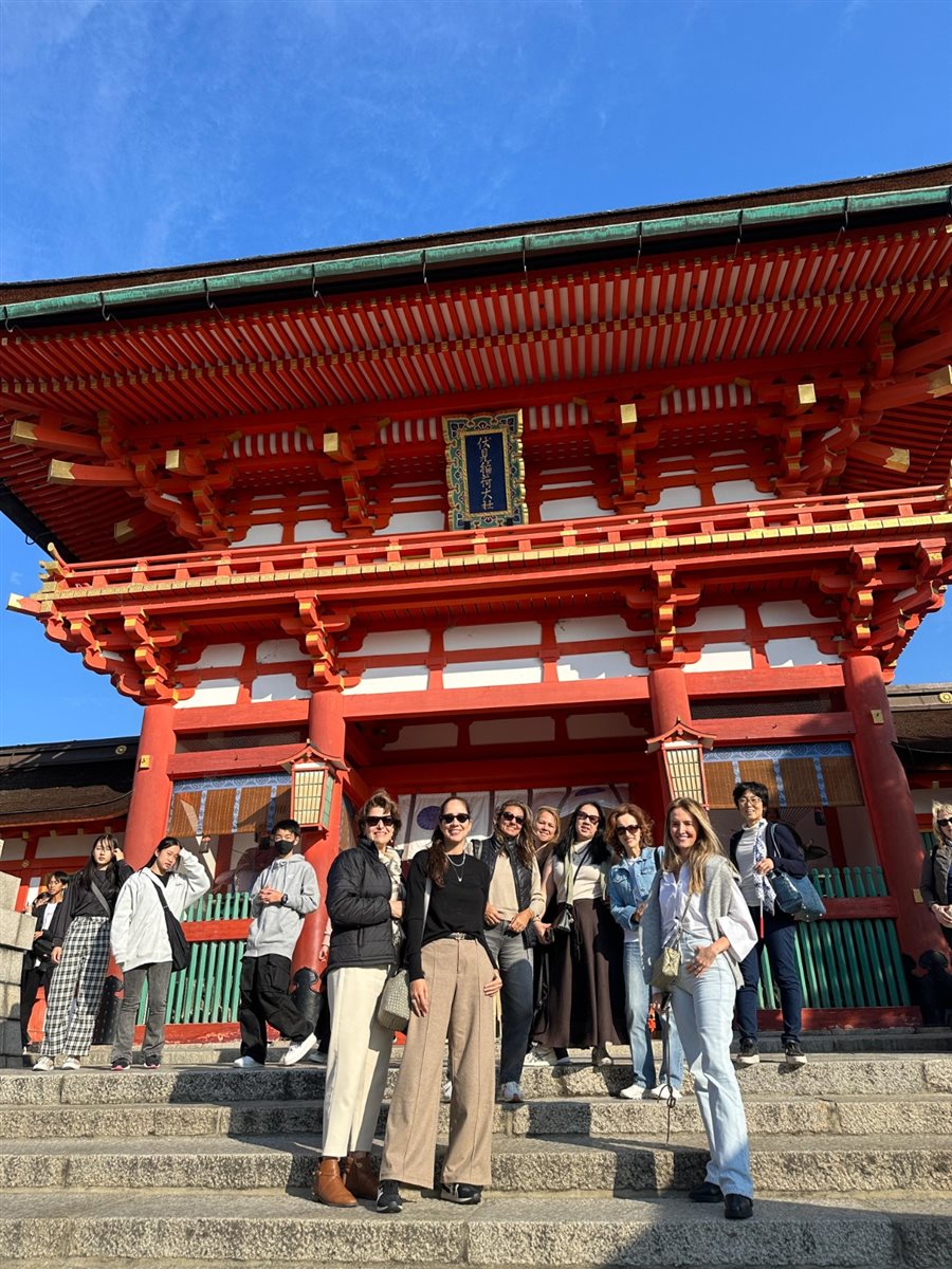 Cristina Gulin (NomadRoots), Juliana Gallo (Embarque Turismo), Paula Lie (Paulalie Viagens Exclusivas), a guia Reiko Sasaki, Tatiana Assad (TA Travel), Renata Yano (Teresa Perez), e Salete e Cecília Indolfo (Diferencial Turismo) no templo Fushimi Inari Taisham, em Kyoto