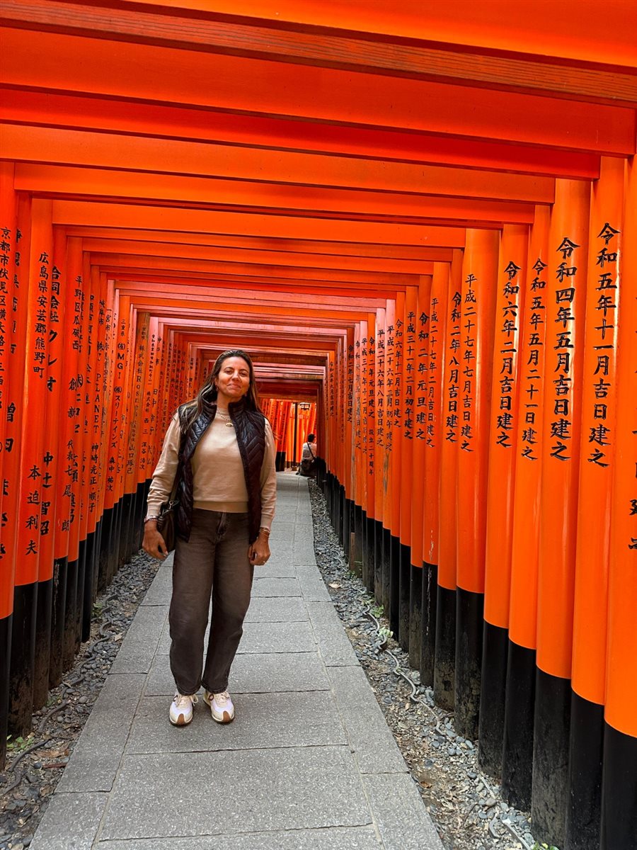 Cristina Gulin (NomadRoots), Juliana Gallo (Embarque Turismo), Paula Lie (Paulalie Viagens Exclusivas), a guia Reiko Sasaki, Tatiana Assad (TA Travel), Renata Yano (Teresa Perez), e Salete e Cecília Indolfo (Diferencial Turismo) no templo Fushimi Inari Taisham, em Kyoto