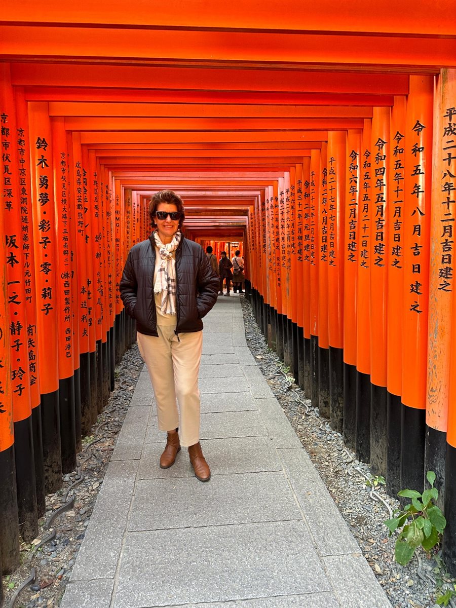 Cristina Gulin (NomadRoots), Juliana Gallo (Embarque Turismo), Paula Lie (Paulalie Viagens Exclusivas), a guia Reiko Sasaki, Tatiana Assad (TA Travel), Renata Yano (Teresa Perez), e Salete e Cecília Indolfo (Diferencial Turismo) no templo Fushimi Inari Taisham, em Kyoto