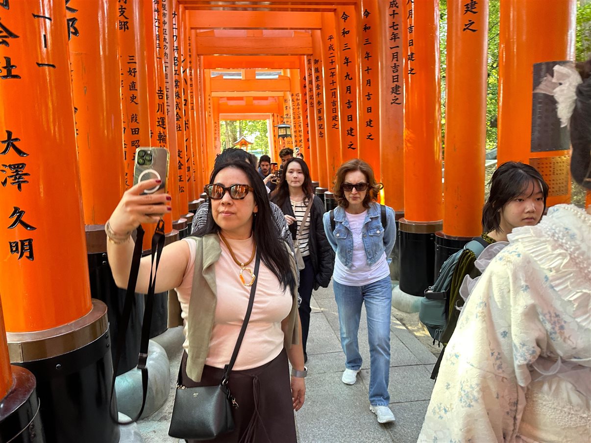 Cristina Gulin (NomadRoots), Juliana Gallo (Embarque Turismo), Paula Lie (Paulalie Viagens Exclusivas), a guia Reiko Sasaki, Tatiana Assad (TA Travel), Renata Yano (Teresa Perez), e Salete e Cecília Indolfo (Diferencial Turismo) no templo Fushimi Inari Taisham, em Kyoto